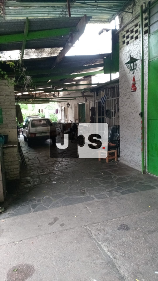 Casa ID.3948 - Vendo casa 4 dormitorios 2 baños por Bv. José Batlle y Ordóñez 