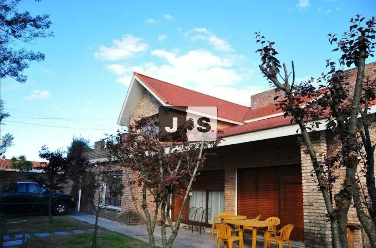 Casa ID.84 - Alquiler Casa 5 dormitorios Carrasco Sur
