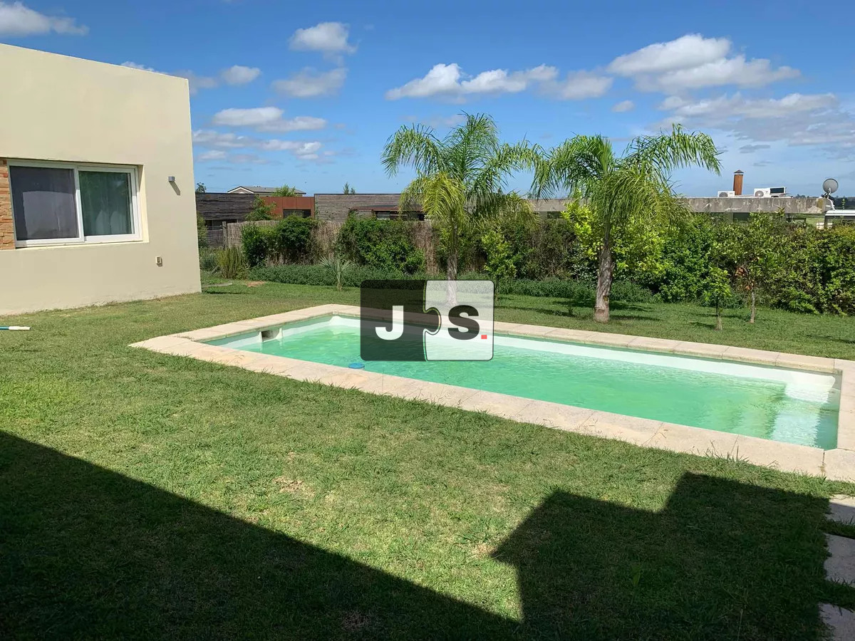 Casa ID.2319 - Venta casa Colinas de Carrasco 3 dormitorios Piscina Barbacoa