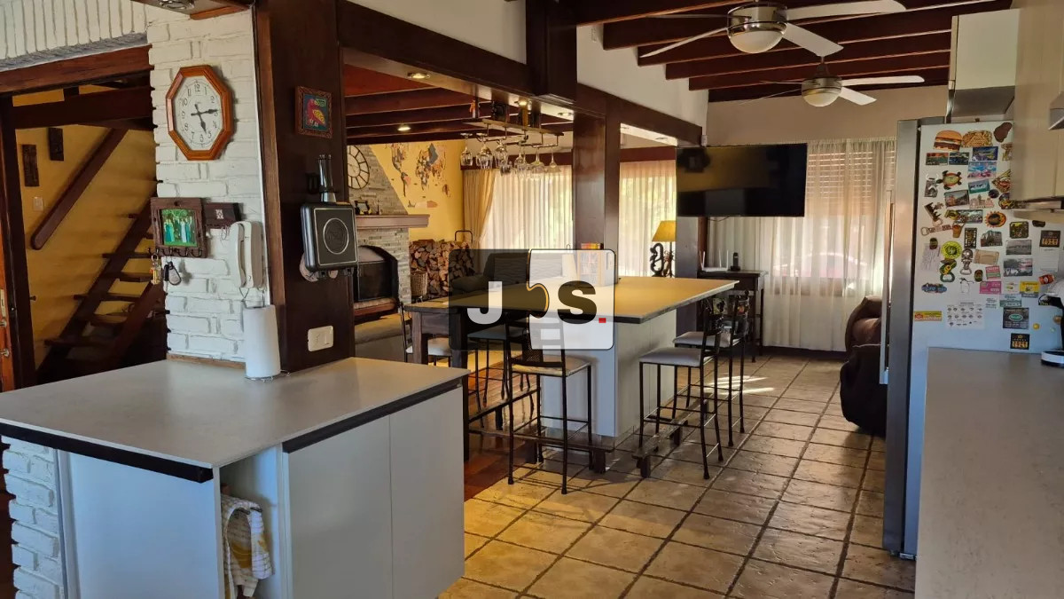 Casa ID.3031 - Venta Casa 2 plantas, 6 Dormitorios, 5 Baños, 5 Cocheras, Piscina, espacio verde, Barbacoa, Malvín Sur  