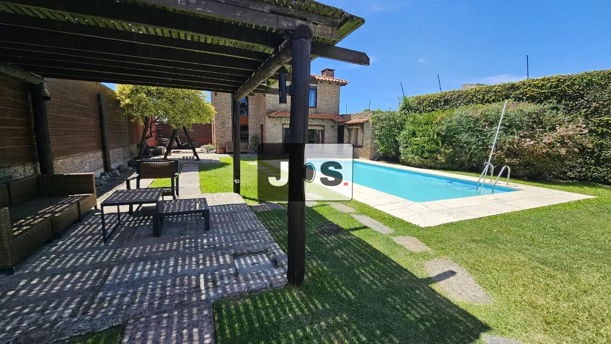 Casa ID.3031 - Venta Casa 2 plantas, 6 Dormitorios, 5 Baños, 5 Cocheras, Piscina, espacio verde, Barbacoa, Malvín Sur  