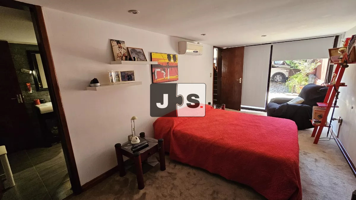 Casa ID.3031 - Venta Casa 2 plantas, 6 Dormitorios, 5 Baños, 5 Cocheras, Piscina, espacio verde, Barbacoa, Malvín Sur  
