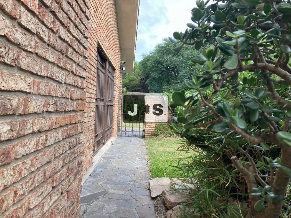 Casa ID.84 - Alquiler Casa 5 dormitorios Carrasco Sur