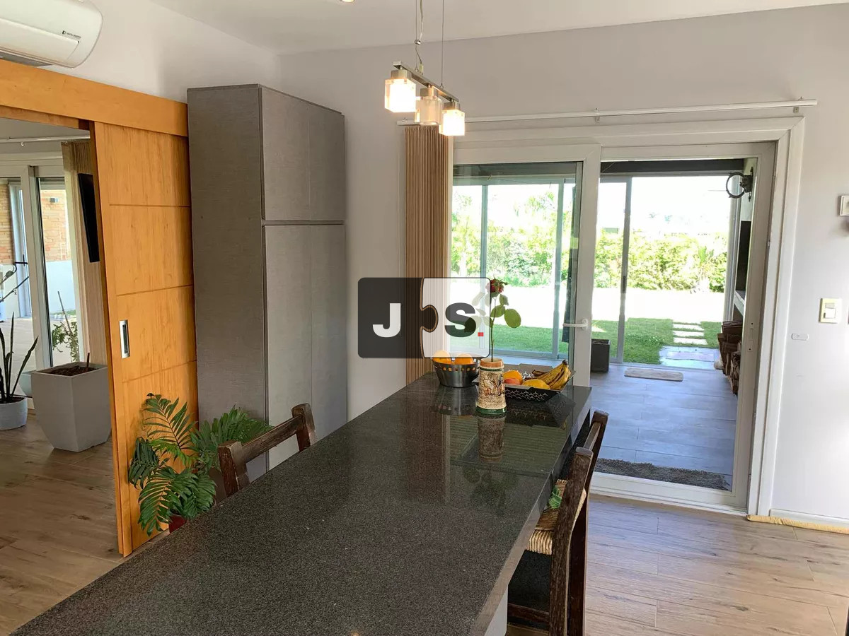 Casa ID.2319 - Venta casa Colinas de Carrasco 3 dormitorios Piscina Barbacoa