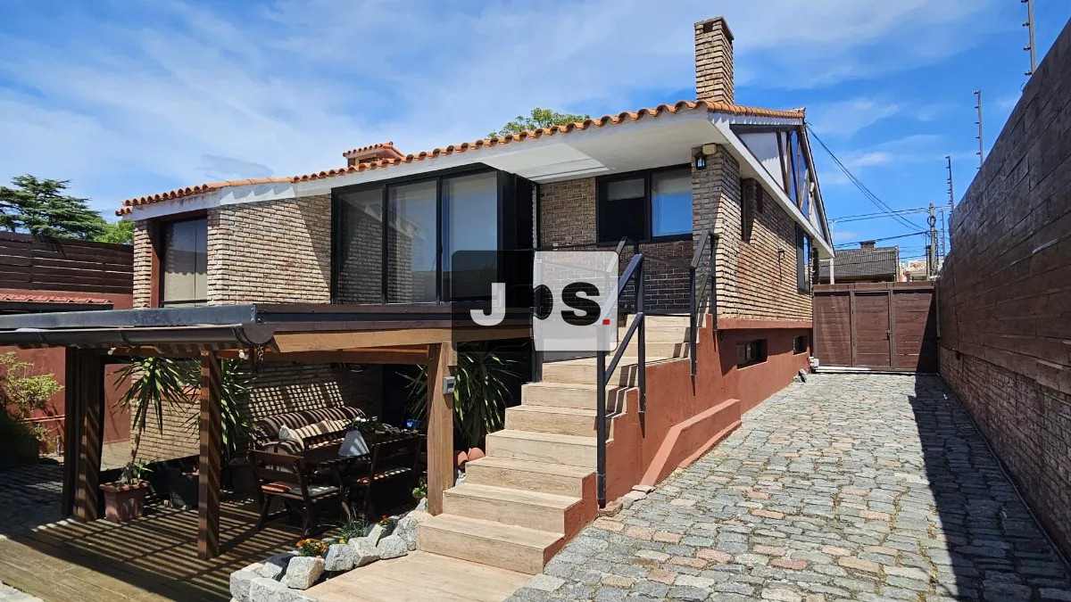 Casa ID.3031 - Venta Casa 2 plantas, 6 Dormitorios, 5 Baños, 5 Cocheras, Piscina, espacio verde, Barbacoa, Malvín Sur  