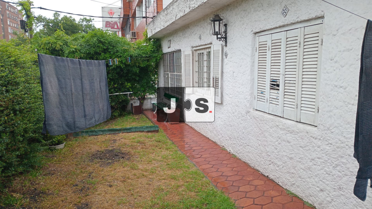 Casa ID.3948 - Vendo casa 4 dormitorios 2 baños por Bv. José Batlle y Ordóñez 