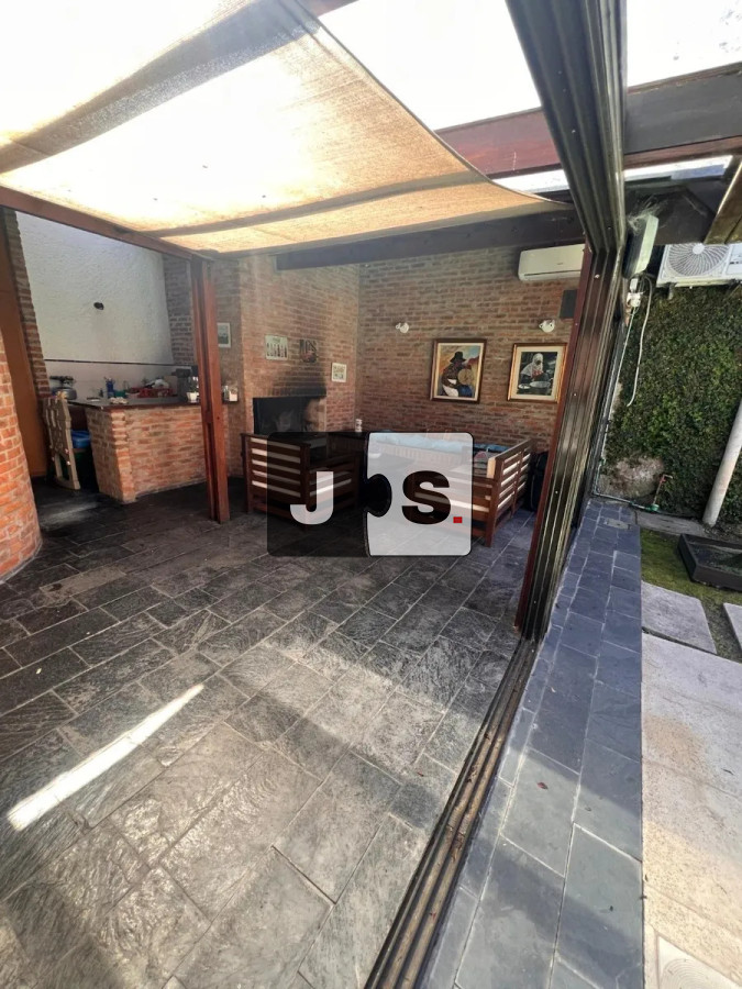 Casa ID.4258 - Vendo casa en Pocitos de 2 plantas, con piscina climatizada. 