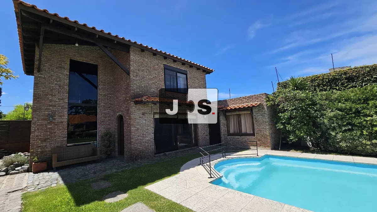 Casa ID.3031 - Venta Casa 2 plantas, 6 Dormitorios, 5 Baños, 5 Cocheras, Piscina, espacio verde, Barbacoa, Malvín Sur  
