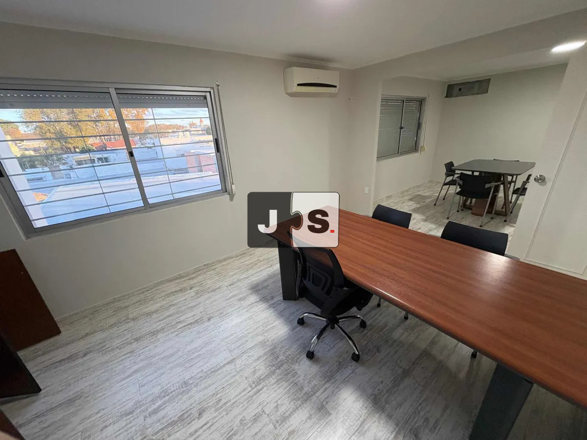 Casa ID.3735 - Vendo Casa mas Oficina, 4 Habitaciones , 4 Baños, Barrio Jacinto Vera