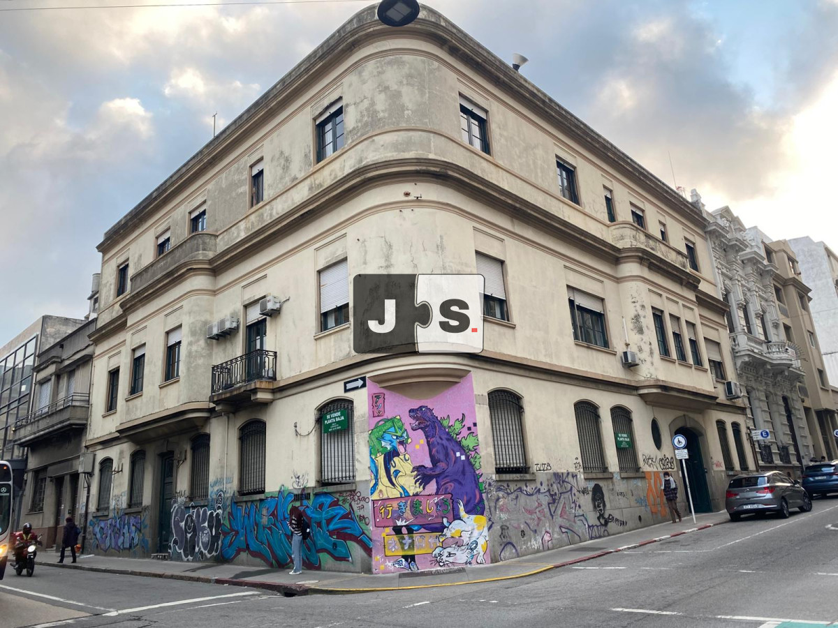 Casa ID.3807 - Vendo casa 6 dormitorios 3 baños y garage en Ciudad Vieja