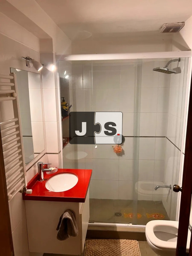 Casa ID.4258 - Vendo casa en Pocitos de 2 plantas, con piscina climatizada. 
