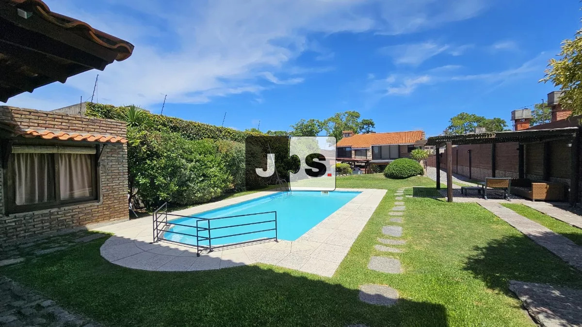 Casa ID.3031 - Venta Casa 2 plantas, 6 Dormitorios, 5 Baños, 5 Cocheras, Piscina, espacio verde, Barbacoa, Malvín Sur  