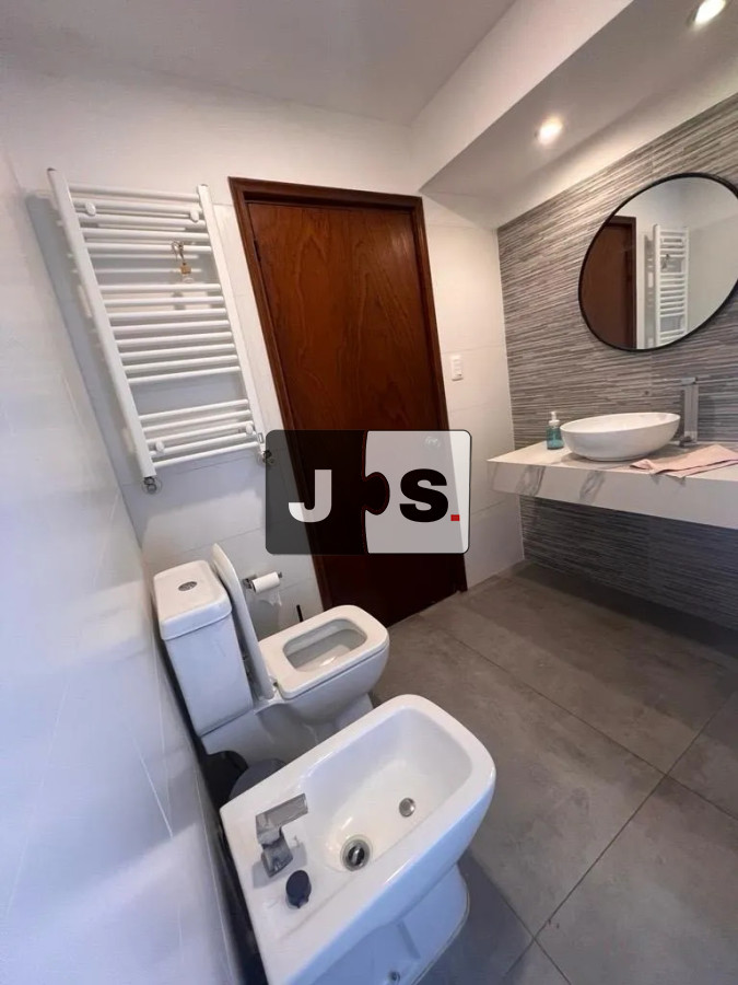 Casa ID.4258 - Vendo casa en Pocitos de 2 plantas, con piscina climatizada. 