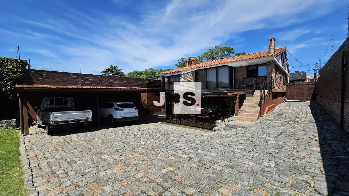 Casa ID.3031 - Venta Casa 2 plantas, 6 Dormitorios, 5 Baños, 5 Cocheras, Piscina, espacio verde, Barbacoa, Malvín Sur  