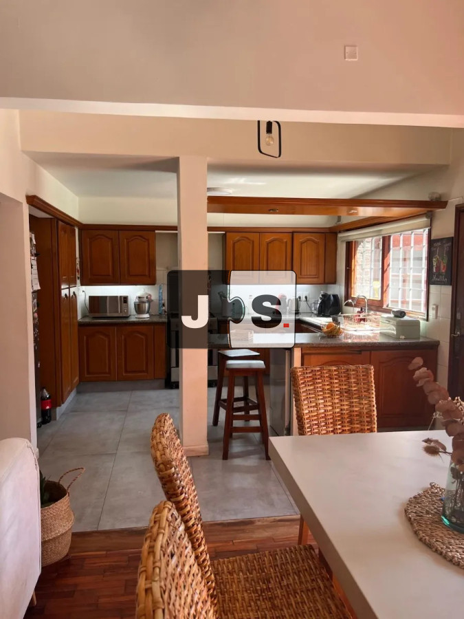 Casa ID.4258 - Vendo casa en Pocitos de 2 plantas, con piscina climatizada. 