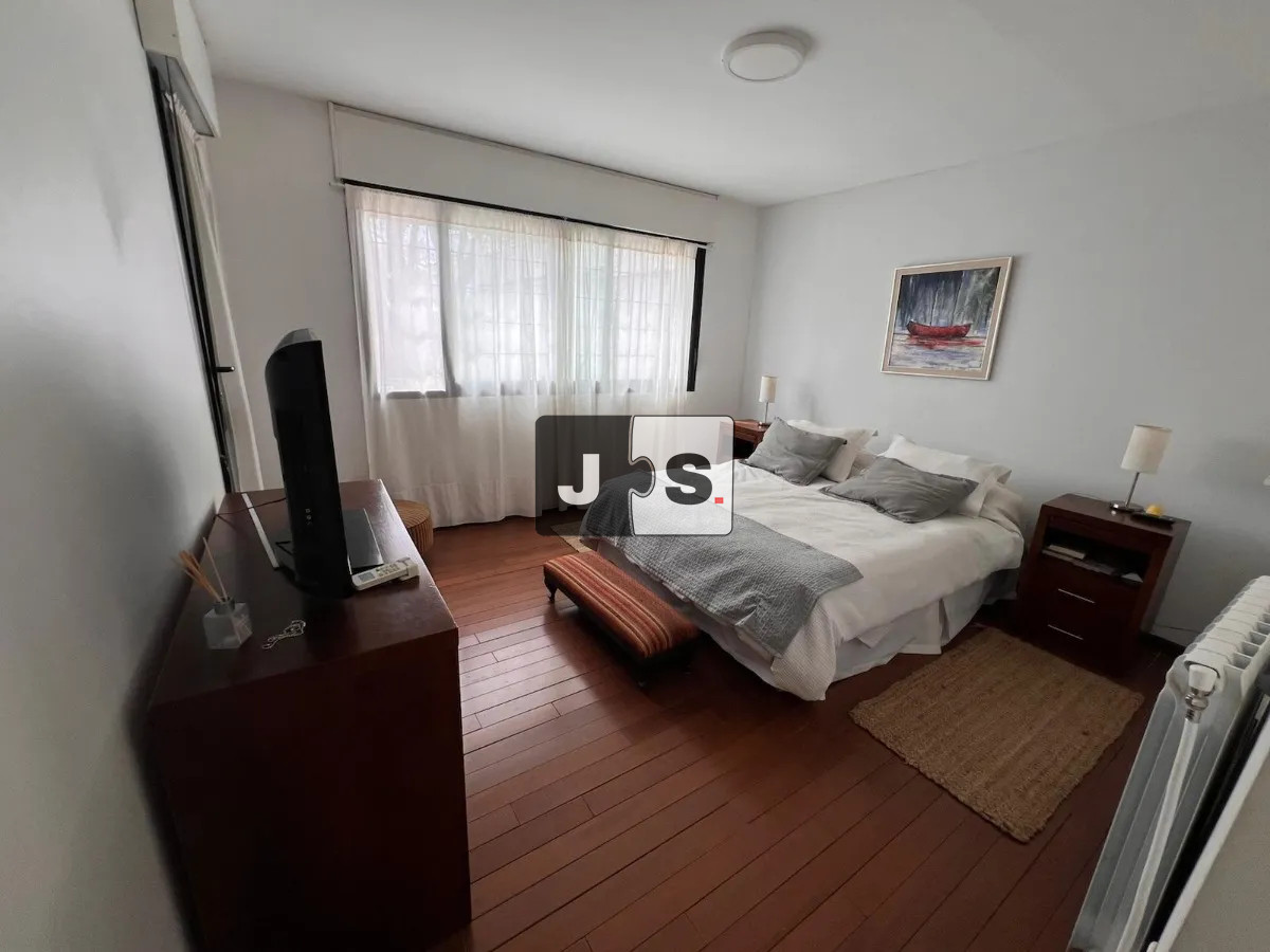 Casa ID.4258 - Vendo casa en Pocitos de 2 plantas, con piscina climatizada. 