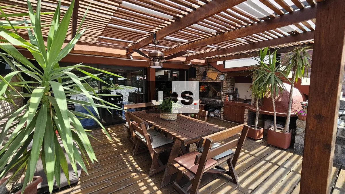 Casa ID.3031 - Venta Casa 2 plantas, 6 Dormitorios, 5 Baños, 5 Cocheras, Piscina, espacio verde, Barbacoa, Malvín Sur  