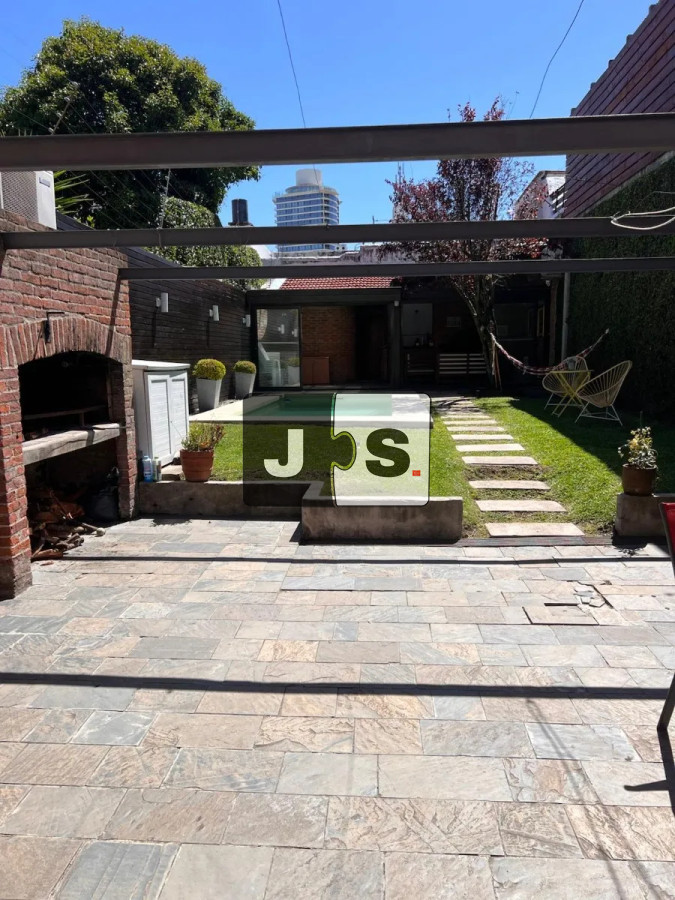 Casa ID.4258 - Vendo casa en Pocitos de 2 plantas, con piscina climatizada. 