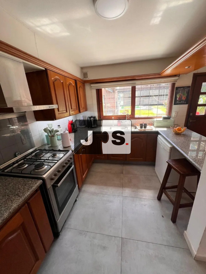 Casa ID.4258 - Vendo casa en Pocitos de 2 plantas, con piscina climatizada. 