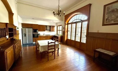 Vendo casa de 5 dormitorios en zona de Bella Vista