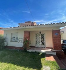 Venta Casa  con frente y fondo, Garaje, puertito de Buceo