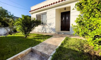 Vendo casa, en las Piedras 2 dormitorios, patio con parillero