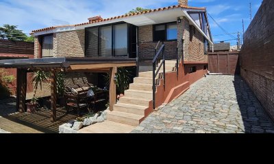 Venta Casa 2 plantas, 6 Dormitorios, 5 Baños, 5 Cocheras, Piscina, espacio verde, Barbacoa, Malvín Sur