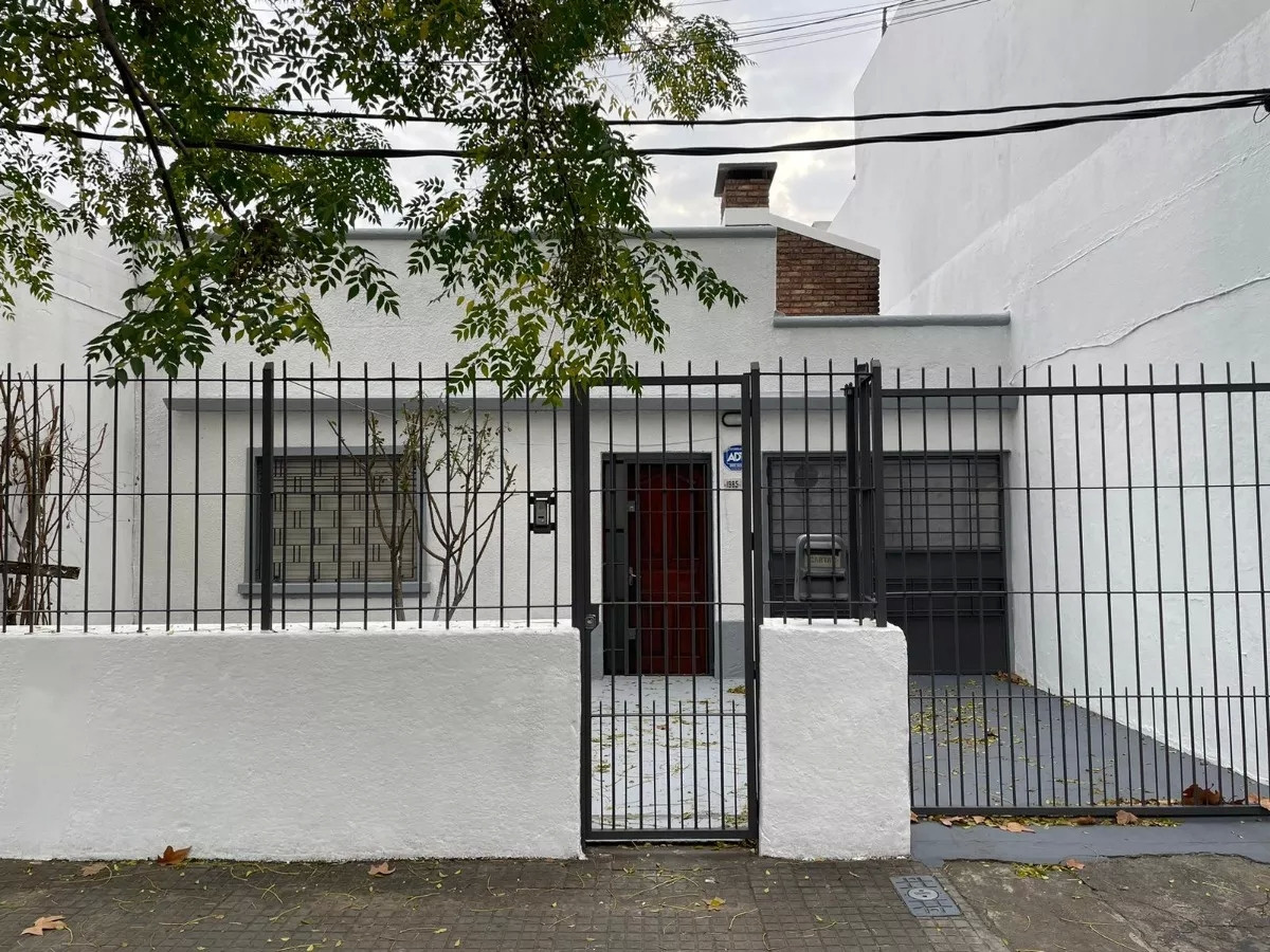 Vende Casa 2 Dormitorios, Parrillero en Montevideo Tres Cruces