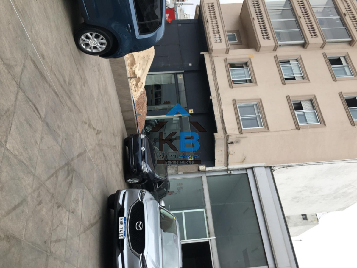 Local Comercial ID.21 - Local Comercial en Alquiler De Gran Predio Sobre Rambla 