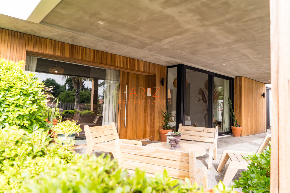 Casa ID.2490 - Venta Casa 4 dormitorios mas dependencia Punta del Este