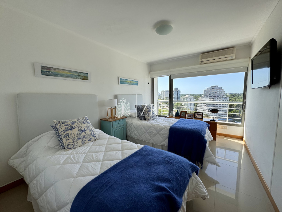 Apartamento ID.1225 - Venta Penthouse 4 dormitorios mas servicio Punta del Este