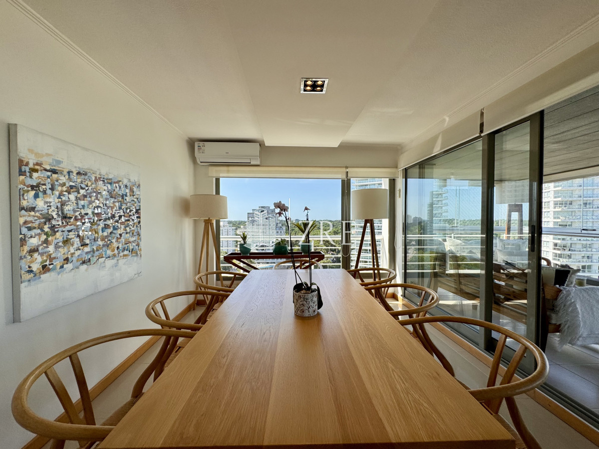 Apartamento ID.1225 - Venta Penthouse 4 dormitorios mas servicio Punta del Este