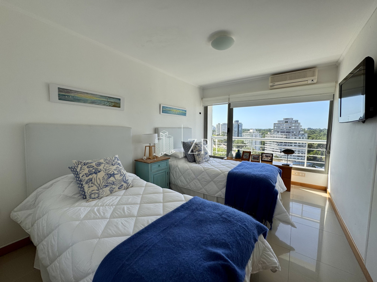 Apartamento ID.1225 - Venta Penthouse 4 dormitorios mas servicio Punta del Este