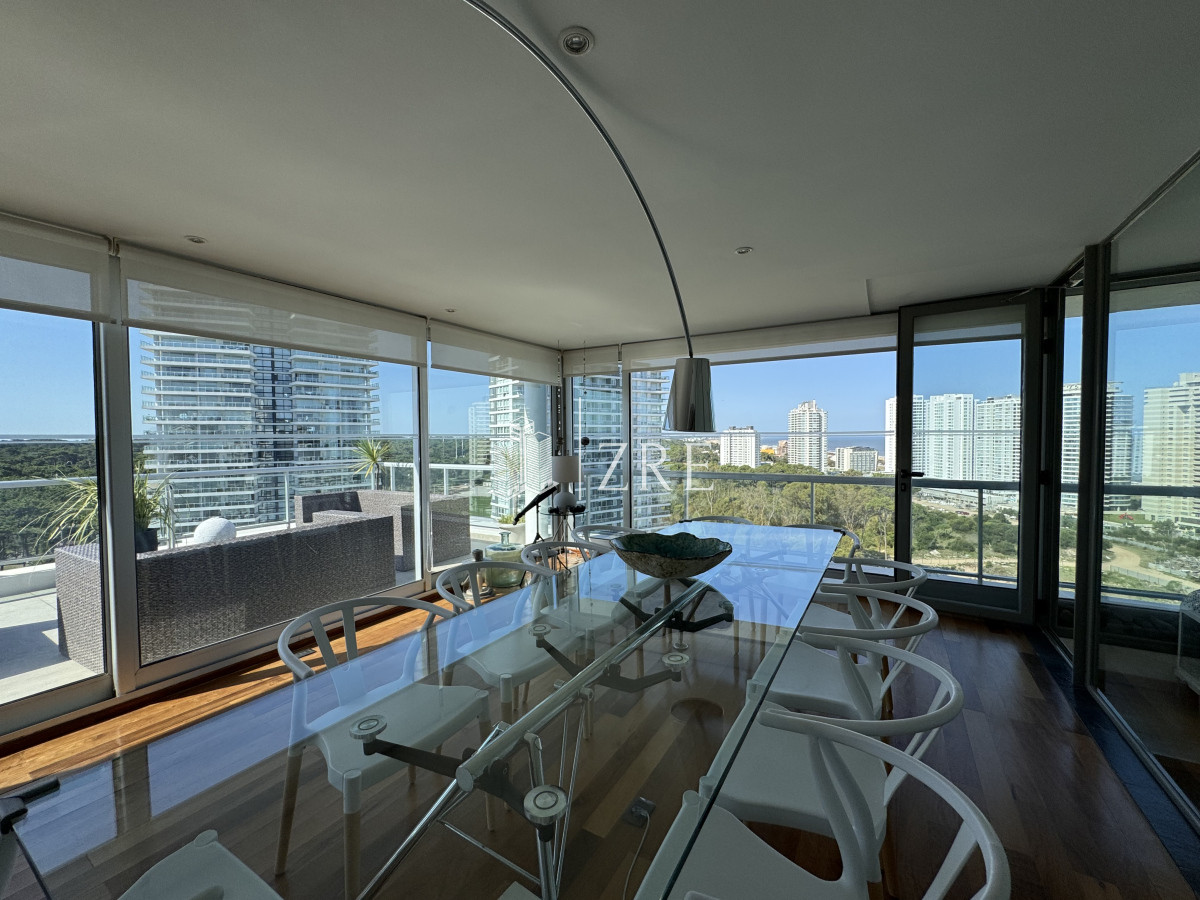 Apartamento ID.1225 - Venta Penthouse 4 dormitorios mas servicio Punta del Este