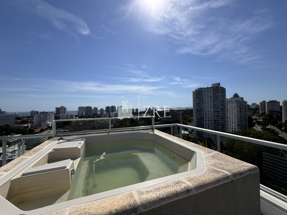 Apartamento ID.1225 - Venta Penthouse 4 dormitorios mas servicio Punta del Este