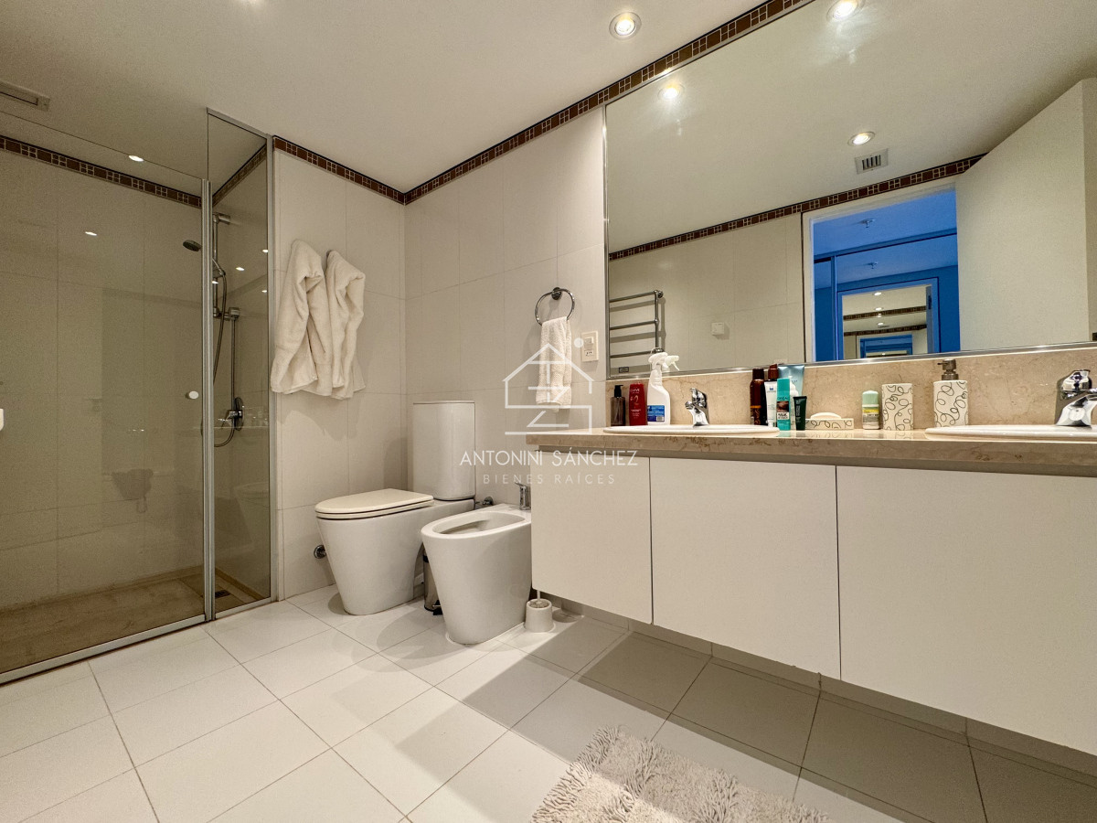 Apartamento ID.1749 - Venta Apartamento 2 dormitorios y servicio Le Parc Punta Del Este