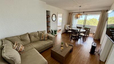 El apartamento que buscas en Punta Del este-Roosevelt

Hermoso apartamento reciclado con una vista única hacia playa mansa, cerca de todo.

Esta unidad cuenta con 2 dormitorios amplios, 2 baño reciclado, 1 en suite.
Amplio living-comedor con salida a terraza.
Cocina definida totalmente equipada.

Exclusivos amenities como, Recepción 24 hs vigilancia con circuito cerrado de TV, servicio de mantenimiento, piscina, sala de juegos y juegos al aire libre.

No dudes en consultar, estamos para ayudarte.