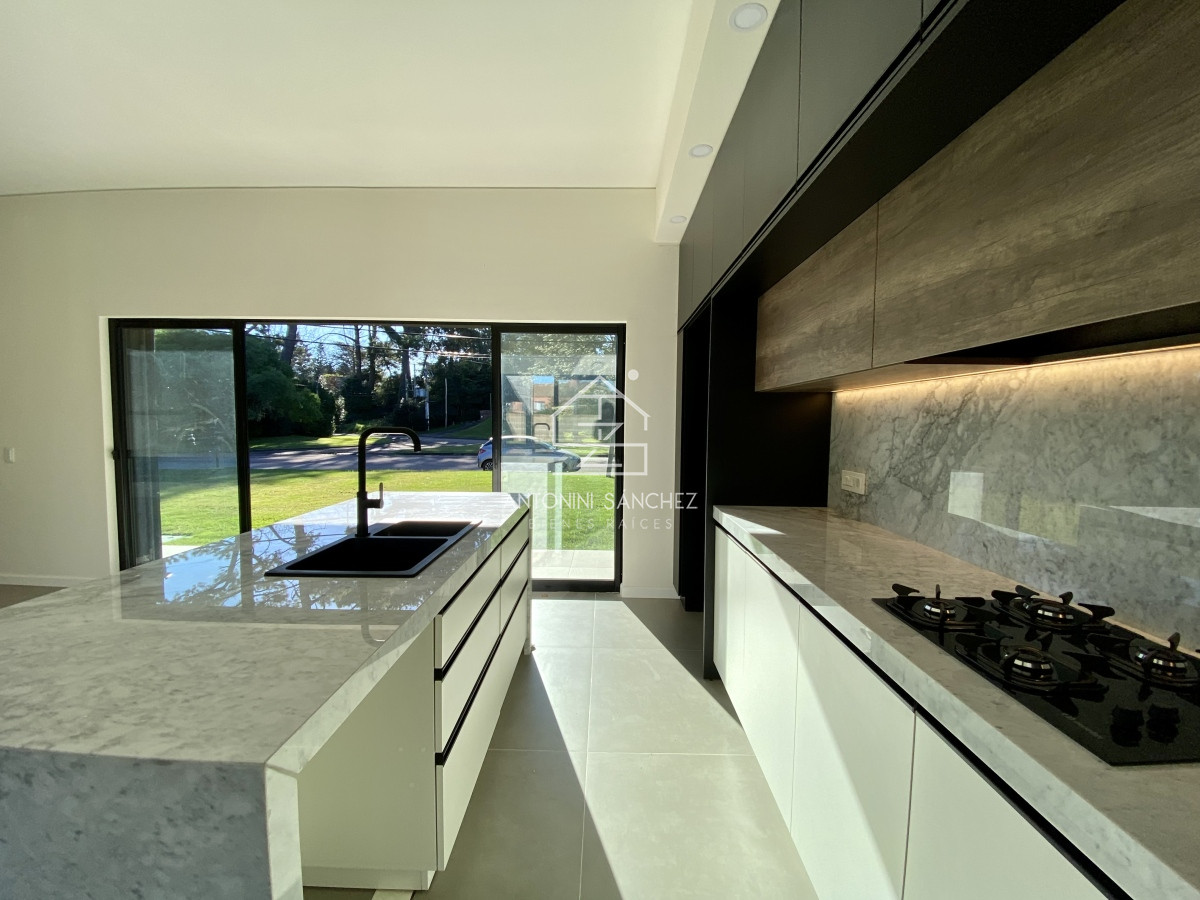 Casa ID.633 - Venta casa 3 dormitorios mas dependencia Punta del Este