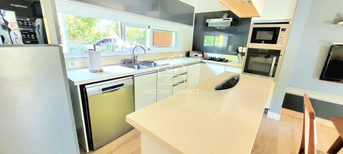 Casa ID.1112 - Venta CASA 4 Dormitorios MARLY Punta del Este