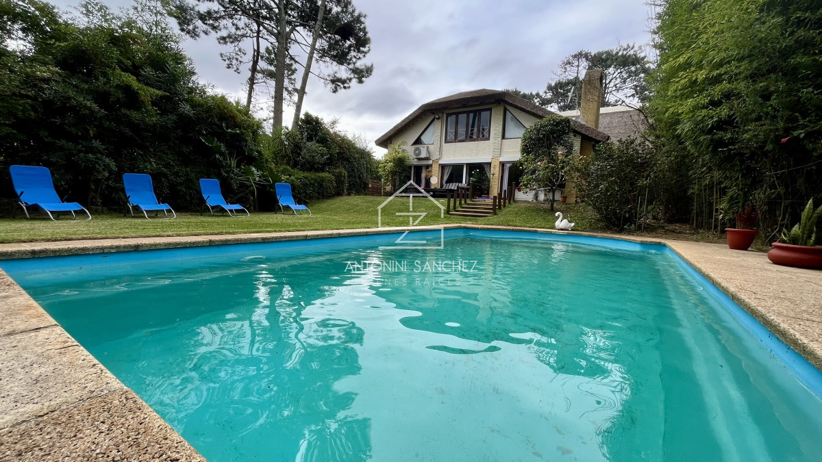 Casa ID.393 - Casa VENTA 4 dormitorios 3 baños Punta Este 