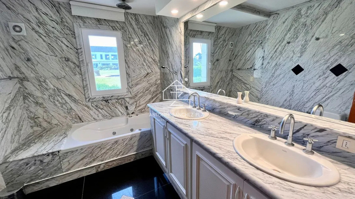 Casa ID.3123 - Venta Mansión Primera linea playa mansa