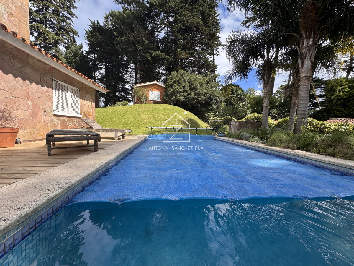 Casa ID.1984 - Alquiler Anual casa 5 dormitorios mas servicio