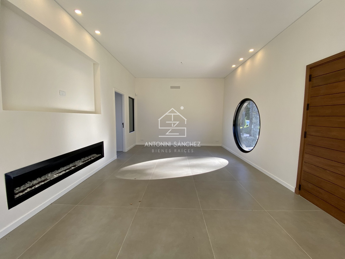 Casa ID.633 - Venta casa 3 dormitorios mas dependencia Punta del Este