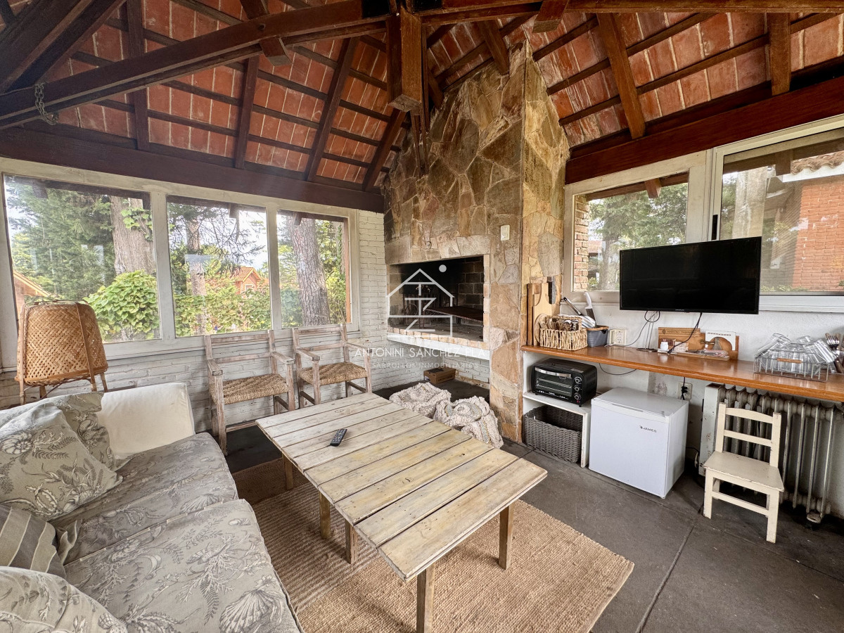 Casa ID.1984 - Alquiler Anual casa 5 dormitorios mas servicio