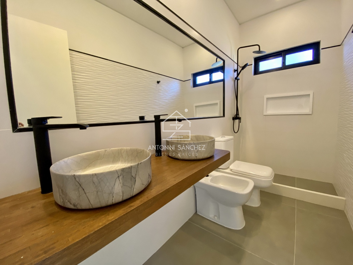 Casa ID.633 - Venta casa 3 dormitorios mas dependencia Punta del Este