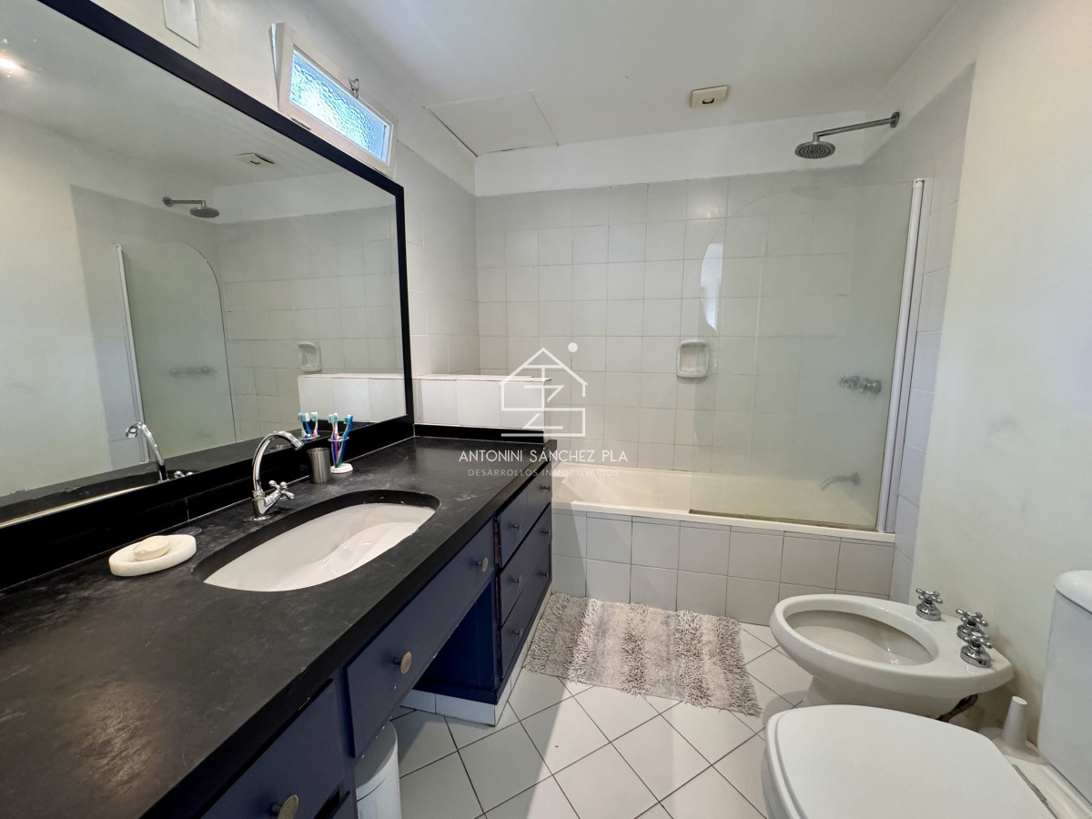 Casa ID.1984 - Alquiler Anual casa 5 dormitorios mas servicio