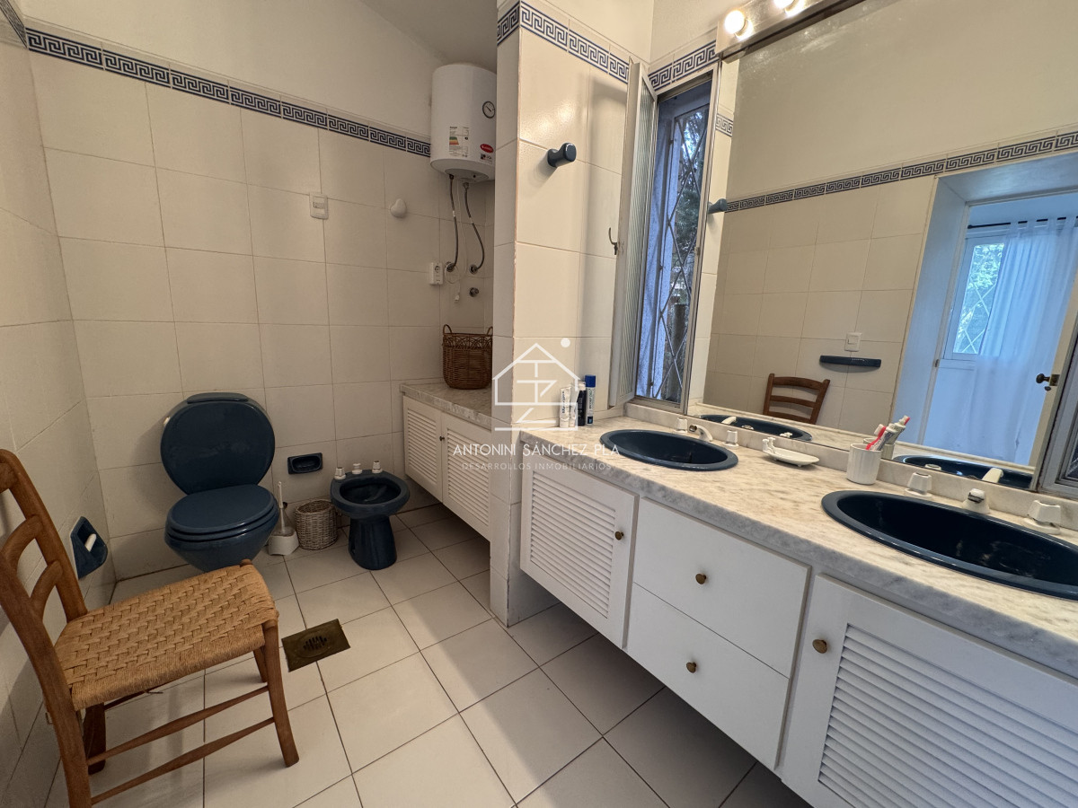 Casa ID.1984 - Alquiler Anual casa 5 dormitorios mas servicio