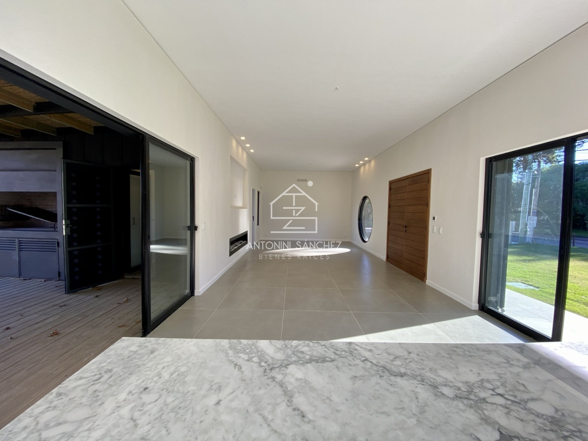 Casa ID.633 - Venta casa 3 dormitorios mas dependencia Punta del Este