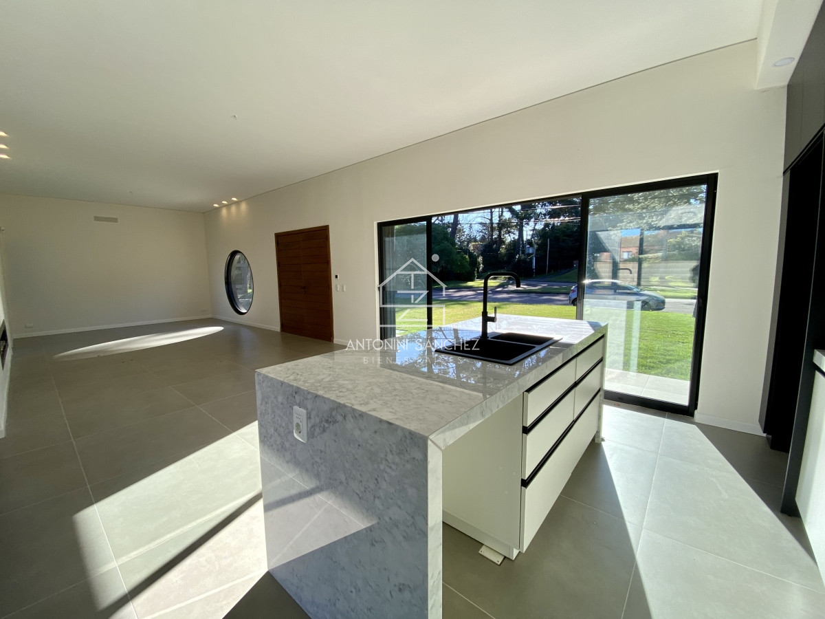 Casa ID.633 - Venta casa 3 dormitorios mas dependencia Punta del Este