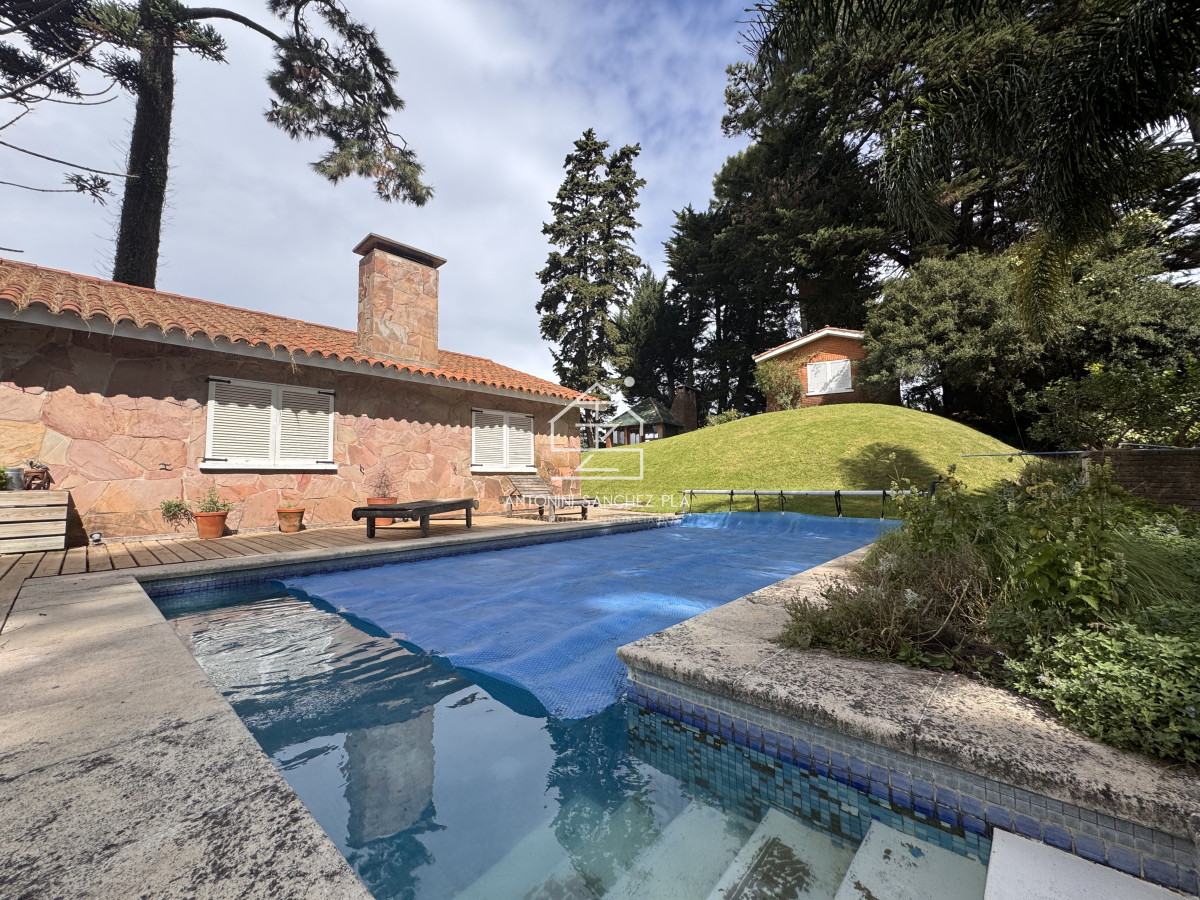 Casa ID.1984 - Alquiler Anual casa 5 dormitorios mas servicio